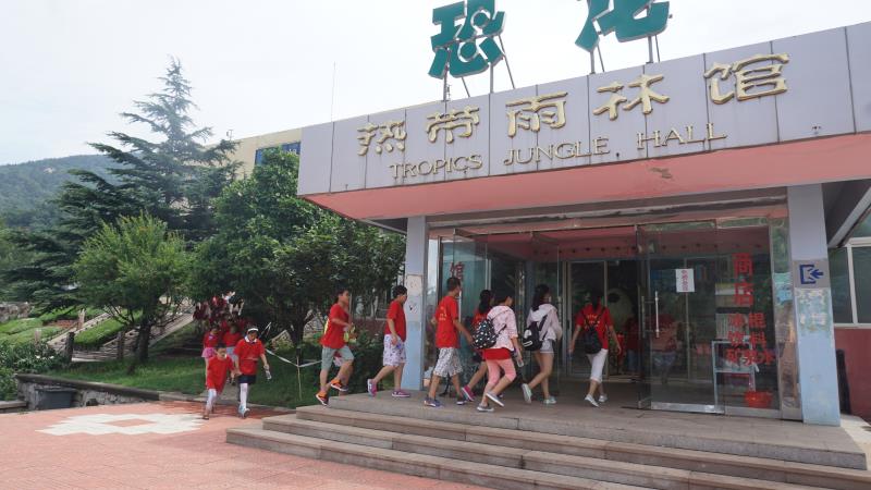 学生参观雨林馆.jpg