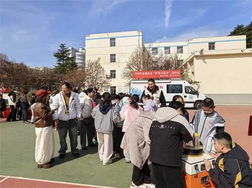 春风送暖入校园，科普花开正当时 ——市科技馆科普大篷车走进新海阳小学、开发区第六初级中学