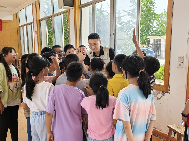 科普热情似骄阳，科技兴教在路上 ——市科技馆科普大篷车走进牟平区沙子小学